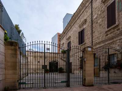 La restante parte dell�edificio � chiusa da un ampio cancello...